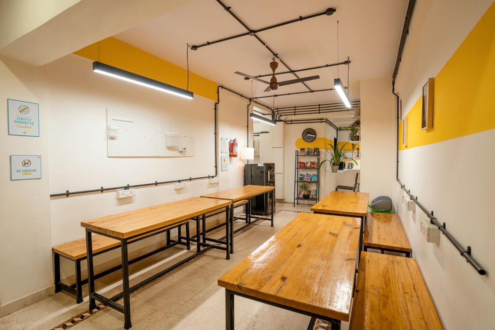 Locomo Express - Stay Work Eat Mumbai Exteriör bild
