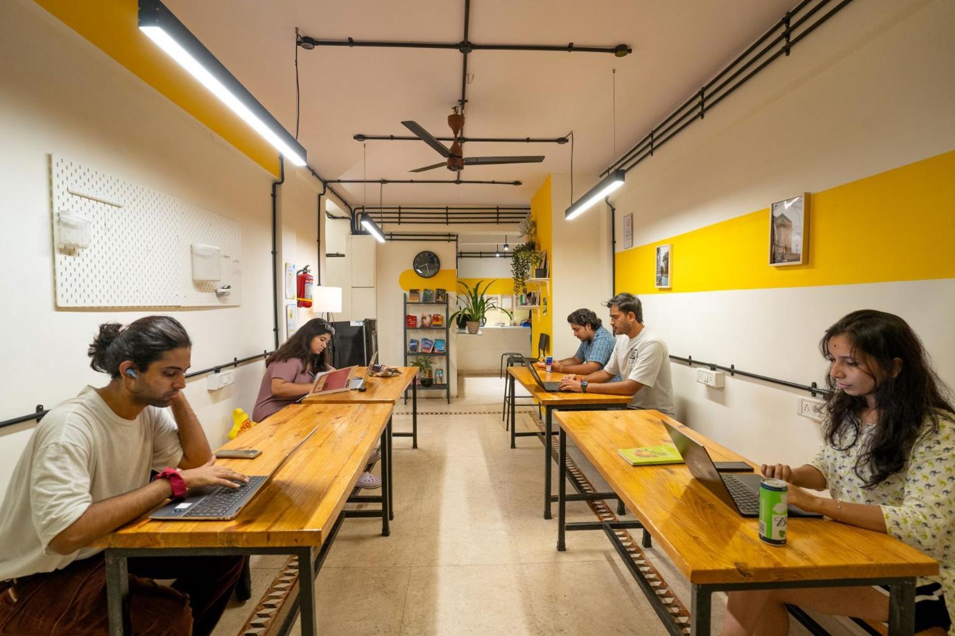 Locomo Express - Stay Work Eat Mumbai Exteriör bild